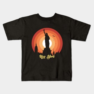 New York, Statue of liberty sunset silhouette. Lady Liberty. Kids T-Shirt